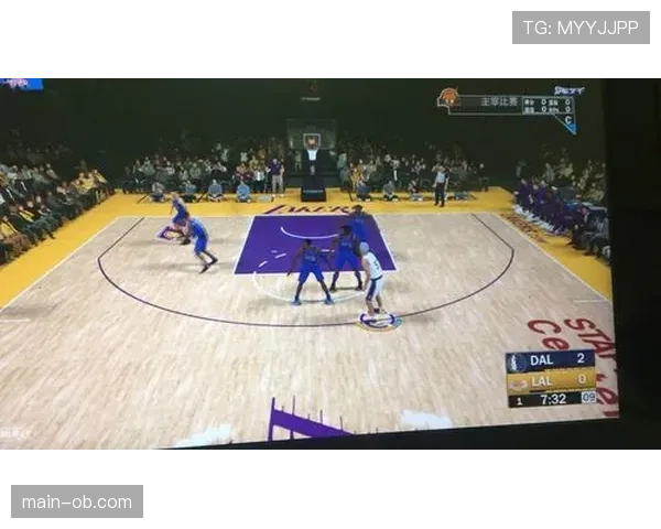 现场观众席可清晰听到门兴队长（假设名）高声呼喊“Switch!”，提示队友切换防守模式