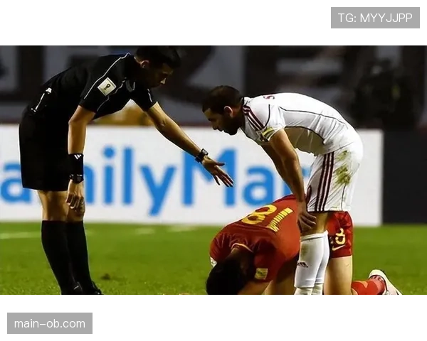 比赛因球迷向场内投掷物品中断十分钟，主裁与双方队长沟通